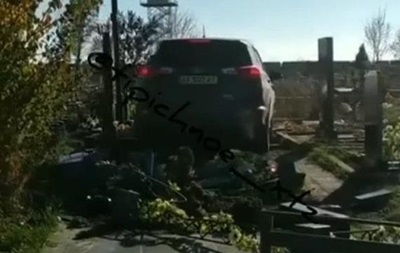 В Харькове священник на джипе ездил по могилам на кладбище