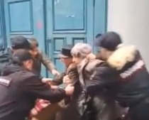 В Сети обсуждают видео жесткого задержания пожилых людей