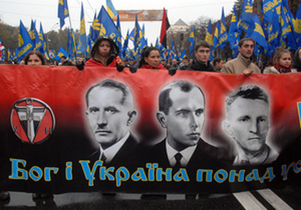 Порошенко знает, что население Украины уже тошнит от Шухевича-Бандеры – но специально закручивает гайки