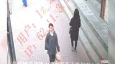 В Китае женщина провалилась под тротуар