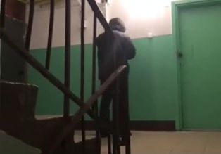 Сосед снял мужа, который в подъезде репетировал разговор с женой-изменницей