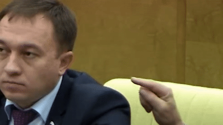 Пальцем в ухо депутату. Странное видео с заседания Госдумы взорвало Сеть