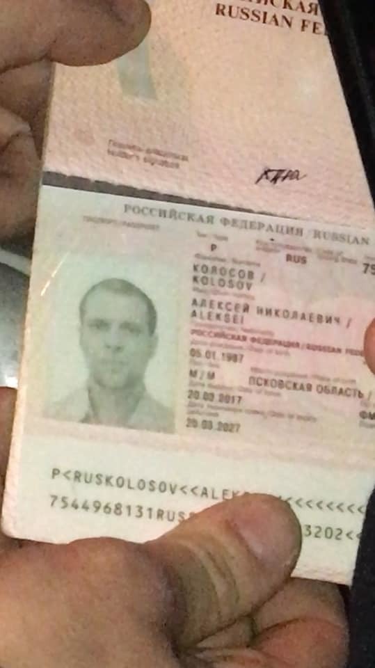 Укронацисты С14 в Киеве отобрали у россиян георгиевскую ленту и сожгли ее