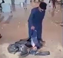 Разгневанный отменой рейса пассажир устроил «костёр» из своего багажа в аэропорту