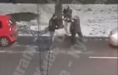 В Киеве "бляховоды" устроили драку на дороге | В Киеве мужчины с битами напали на автомобиль