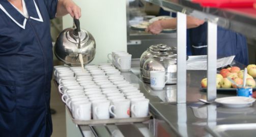 Ради лайков. В омской школе назвали постановкой видео с чаем и грязными тряпками