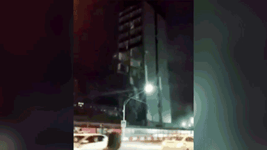 Видео дня: На севере Москвы здание бизнес-центра во время сноса рухнуло на дорогу