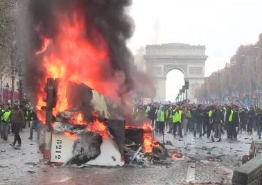 Жители Парижа устроили массовые протесты против роста цен на бензин