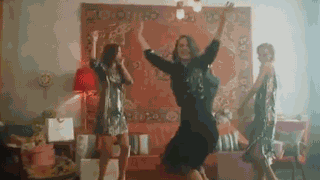 На фоне ковра в кокошнике. Наталья Орейро сняла клип в Балашихе