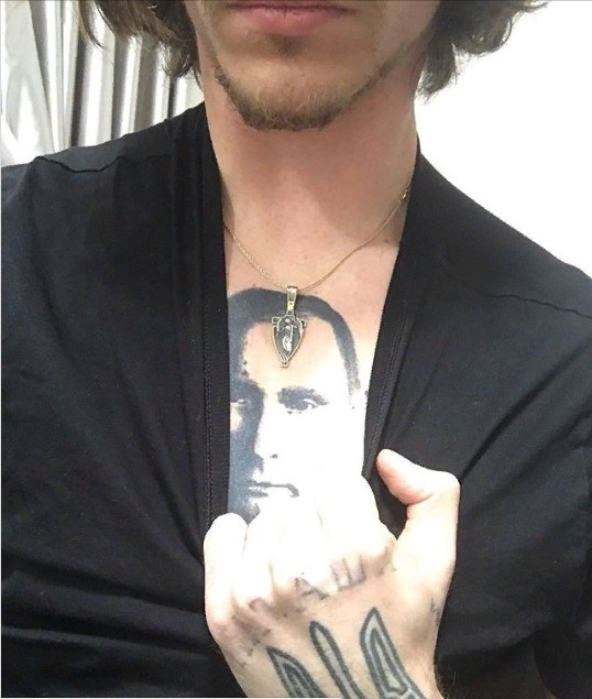 "Нелегко двигаться к свету": украинский артист Полунин набил татуировку с Путиным