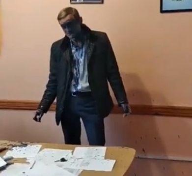 "Твое место на параше": В Житомире недовольные АТОшники облили чиновника зеленкой прямо в кабинете