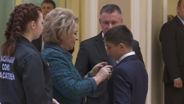 В Совфеде наградили детей и подростков проявивших героизм