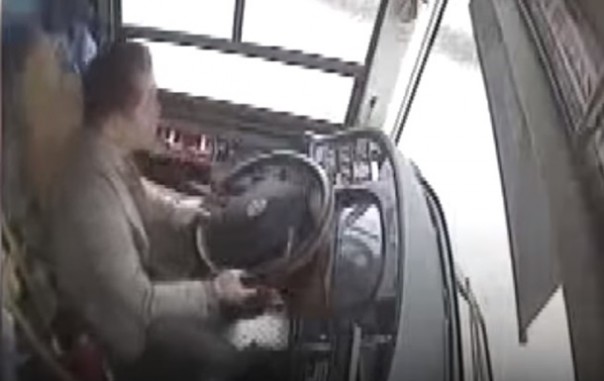 В Китае из-за драки пассажирки с шофёром автобус рухнул в реку (Видео)