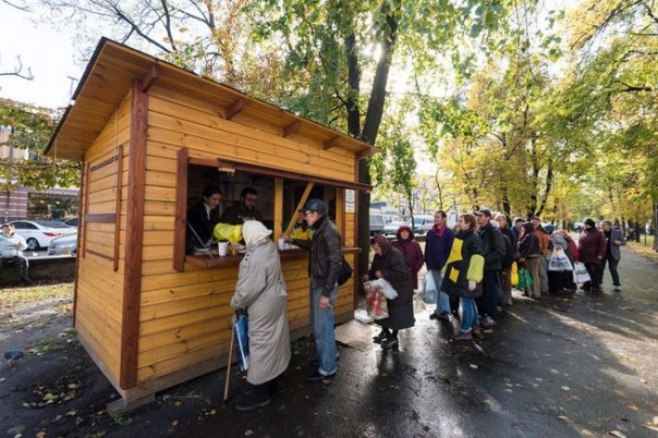 Здобулы! В Киеве начинают образовываться масштабные очереди за едой