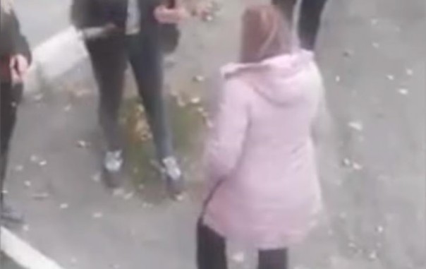 В Днепропетровске издевательства девушки-подростка над школьницей сняли на видео