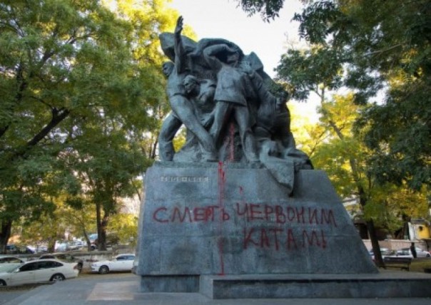 В Одессе разрисовали памятник Потемкинцам