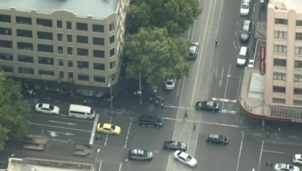 В Мельбурне вооруженный мужчина напал на полицейских, есть пострадавшие | В Днепропетровске мужчина бросался на прохожих с ножом