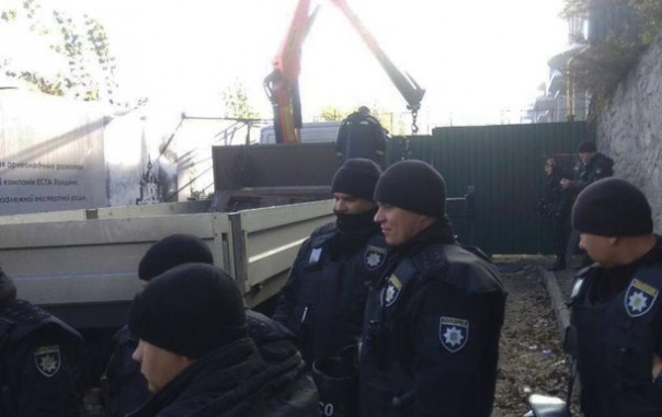 На Андреевском спуске в Киеве прогремели три взрыва