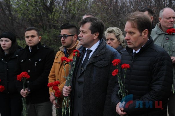 Международные наблюдатели почтили память погибших жителей и защитников ЛНР
