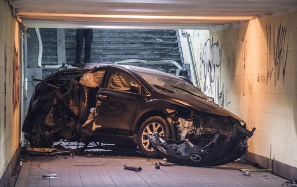 В Киеве автомобиль влетел в подземный переход