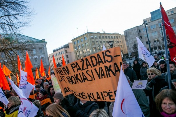 Литовские учителя начали забастовку