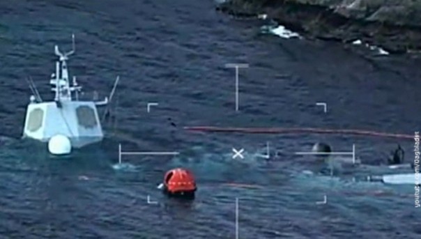 Норвежский фрегат с пробоиной полностью скрылся под водой