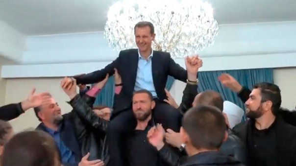 Сирийцы пронесли Асада на плечах в благодарность за освобождение от ИГИЛ*