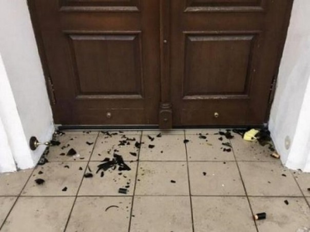 Неизвестные забросали коктейлями Молотова Андреевскую церковь в Киеве