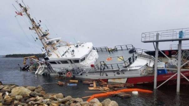 Береговая охрана Канады решила не отставать от трендов НАТО и, не дожидаясь танкера, утопила своё корыто сама