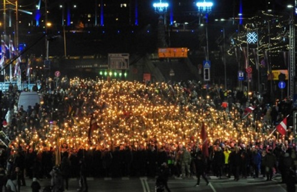 Латвия отметила 100–летие своей независимости факельным шествием и свастикой