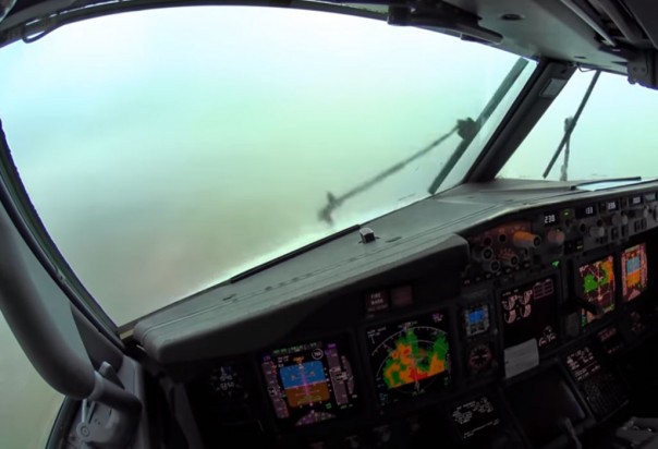 Самолет садится во время грозы: видео