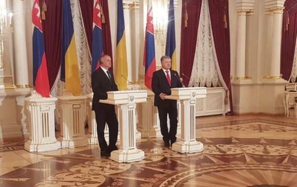 Порошенко отреагировал на визит Путина в Крым