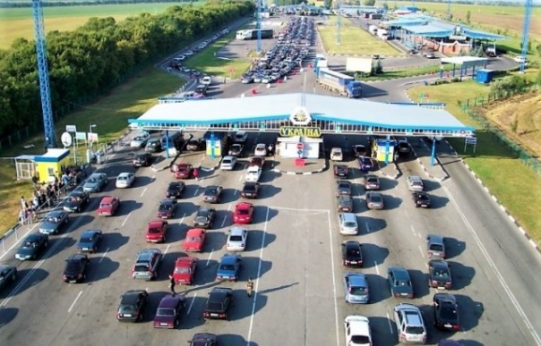 "Черное воскресенье": Закарпатцы на авто с eврономерами не могут вернуться домой