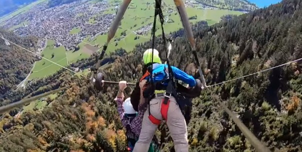 Чувак полетел на дельтаплане с инструктором, а пристегнуть его забыли