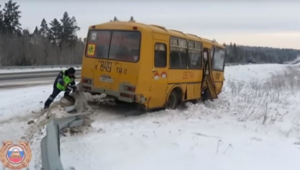 Под Красноярском произошло смертельное ДТП со школьным автобусом