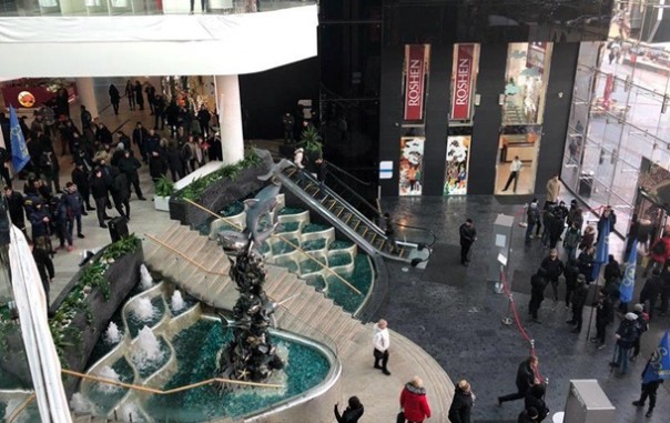 Радикалы захватили ТРЦ "Ocean Plaza" в Киеве. Произошли стычки с полицией