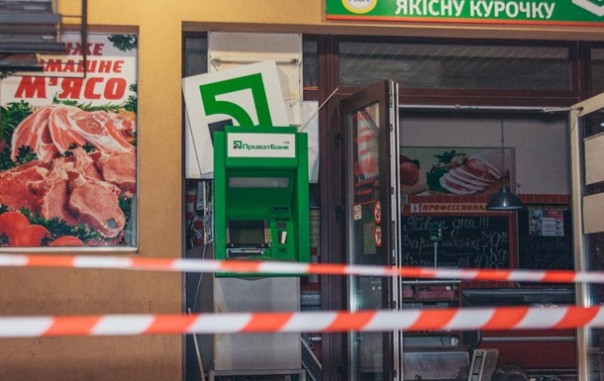 В Днепропетровске ночью взорвали банкомат | В Полтаве прогремел взрыв возле жилого дома