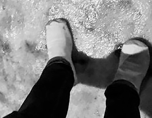 Сотрудница МИД Украины насмешила соцсети носками поверх ботинок