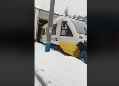 "А что же будет после запуска Гиперлупа?". В Сеть попали позорные кадры ручного толкания новейшего украинского экспресса