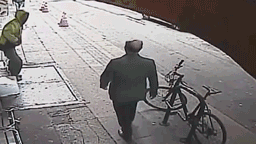 Бомж внезапно толкнул прохожего под колёса грузовика, и теперь он в реанимации