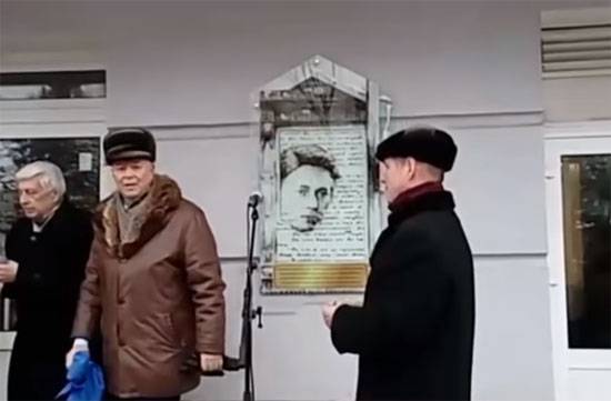 Под Владимиром мемориальная табличка Солженицыну не продержалась и дня | Символичная «посадка». Солженицын. Снова под «конвой»