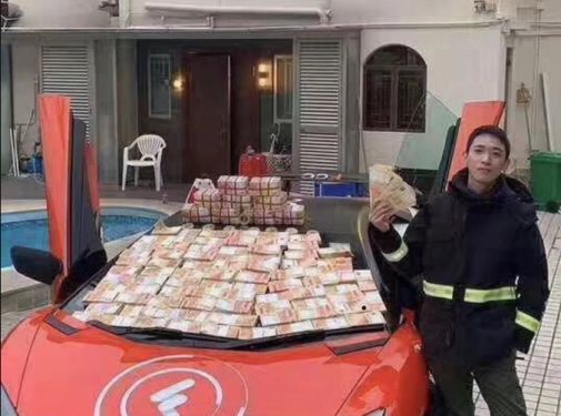 В Гонконге миллионер осыпал бедных деньгами, и теперь ему грозит тюрьма