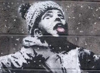 Новое творение Banksy - ребенок, играющий с пеплом