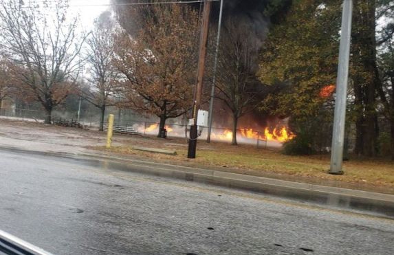 Всё вокруг полыхает. В США самолёт рухнул на футбольное поле (Видео)