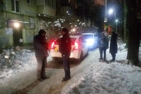 Терзали, угрожали ножом: в Киеве пьяный полицейский напал на девочку и забрал у нее телефон