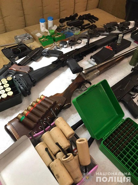 В Киеве у мужчины изъяли арсенал оружия | В Новотроицком нашли тайник с боеприпасами | В Запорожье к двери магазина прикрепили гранату