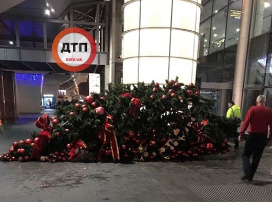 Вслед за рейтингом Порошенко. В киевском аэропорту рухнула новогодняя ёлка