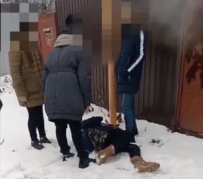 С ноги бей! В Ростовской области подростки сняли, как толпой избивают школьницу