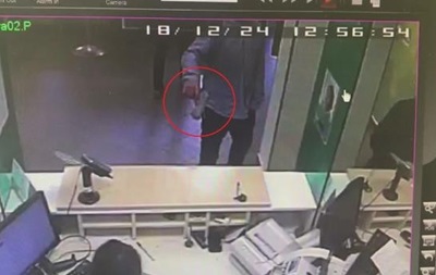 "С Новым годом". Посетитель с пистолетом поздравил работников банка | Мигрант дважды ограбил полюбившийся ему офис микрозаймов в Подольске