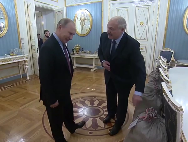 Лукашенко подарил Путину четыре мешка "президентской" картошки и сало